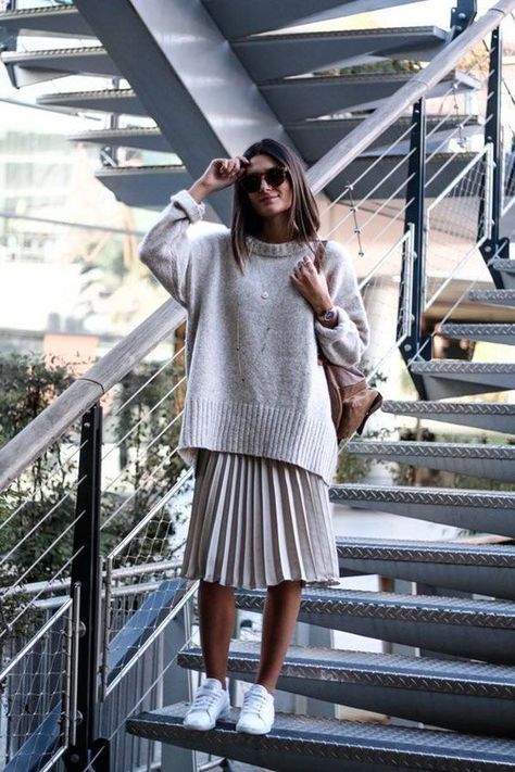 Pleated Skirt Outfit, Sneaker Outfits Women, Mode Editorials, Stylish Lady, Sneakers Street Style, Outfit Chic, Skirt And Sneakers, Trendy Skirts, Street Style Chic