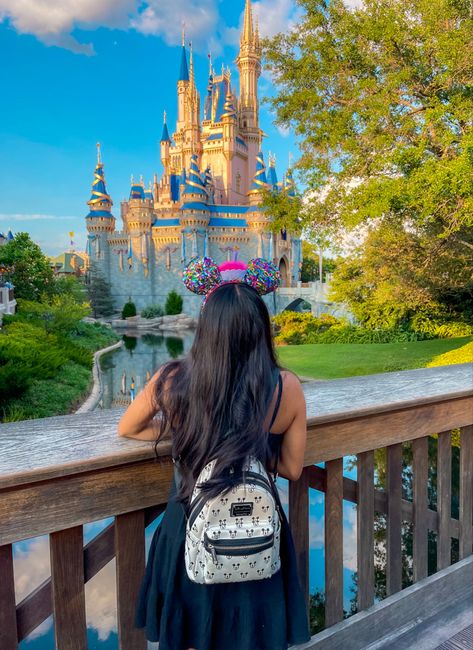 Disney Castle Pictures Poses, Disney Birthday Pictures, Disney Photo Ideas Magic Kingdom, Disney Selfies Ideas, Disney Castle Pictures, Magic Kingdom Photo Ideas, Magic Kingdom Pictures, Disney Picture Ideas Instagram, Disney World Photo Ideas