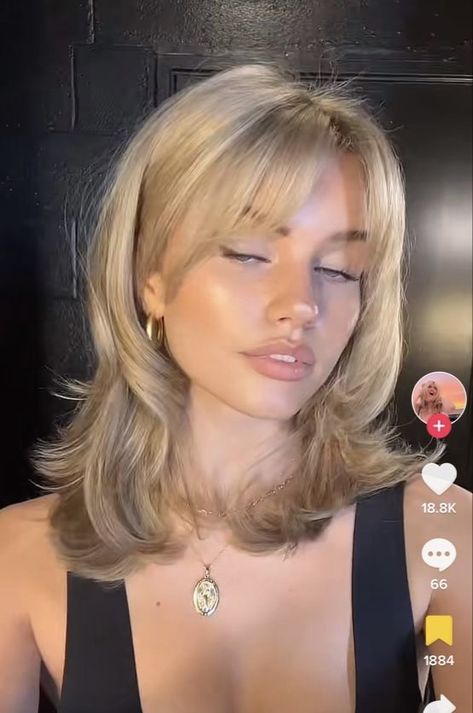 Trendy Haircuts For Medium Hair Layers, Sharp Layers Long Hair, Collarbone Length Hair With Money Piece, Haircuts 2023 Women Medium, Pined Back Hair Hairstyles, 90s Lob Wavy, Change Up Blonde Hair, Short Hairstyle Wispy Bangs, Effortless Mid Length Hair