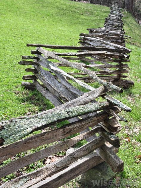 different types of fences | split rail fence is the most rustic looking of wood rail fences. Fence Options, Split Rail Fence, Country Fences, Rustic Fence, Natural Fence, Cheap Fence, Types Of Fences, Old Fences, Front Yard Fence