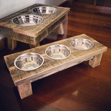 Pallet Pet Feeders - 125 Awesome DIY Pallet Furniture Ideas | 101 Pallet Ideas - Part 7 Dog Food Stands, Dog Food Station, Diy Dog Food, Dog Bowl Stand, Diy Dog Bed, Pallet Creations, Recycled Pallets, Dog Food Storage, Pallet Crafts