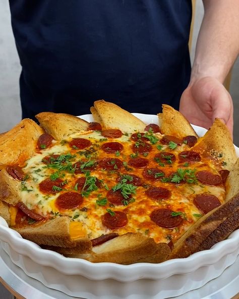 Grilled Cheese Pizza, Grilling Cheese, Gut Food, Pizza Spices, Bread Boats, Yummy Pies, Party Nibbles, Cheese Pizza Recipe, Pizza Grilled Cheese