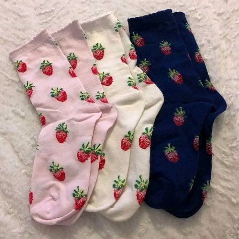 Strawberry Socks, Strawberry Clothing, Strawberry Stuff, Silly Socks, Strawberry Picking, Quoi Porter, Socks Cute, Socks Gift, Cute Socks