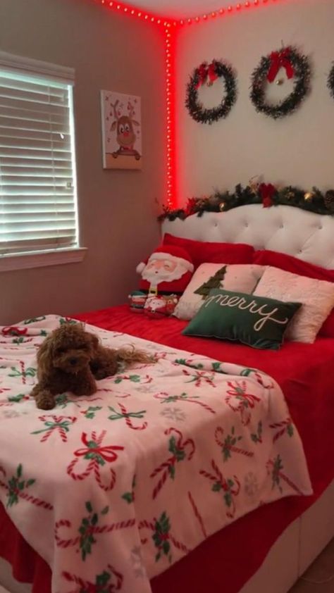 Christmas Room Inspiration, Holiday Bedroom Decor, Seasonal Room, Holiday Room Decor, Cute Christmas Ideas, Holiday Bedroom, Holiday Room, Christmas Dreaming, Cozy Christmas Decor