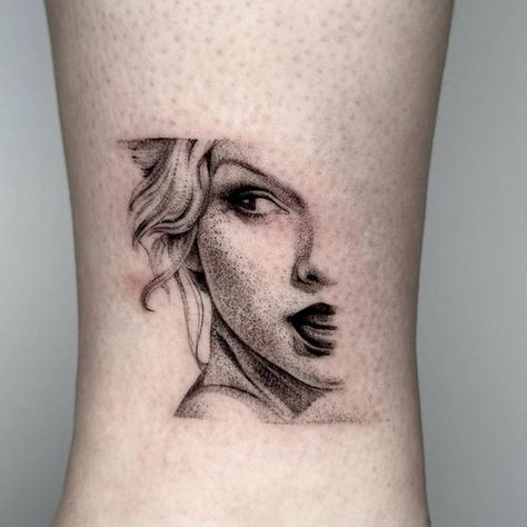 Micro Realism Hand Tattoo, Realistic Dotwork Tattoo, Illustrative Realism Tattoo, Micro Portrait Tattoo, Mini Portrait Tattoo, Simple Portrait Tattoo, Small Realism Tattoo Ideas, Small Portrait Tattoo, Small Realistic Tattoo