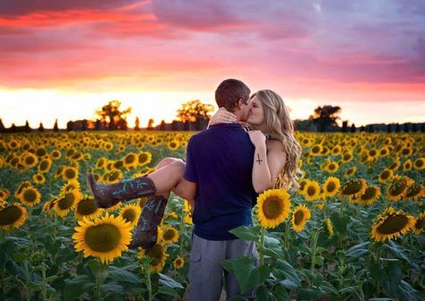 Such a cute country couple photo Sunflower Engagement Photos, Sunflower Photoshoot Ideas Family, Sunflower Field Proposal, Sunflower Poses Picture Ideas Couples, Sunflower Field Engagement Photoshoot, Sunflower Couple Photoshoot, Engagement Photos With Sunflowers, Sunflower Engagement Pictures, Sunflower Patch Engagement Pictures