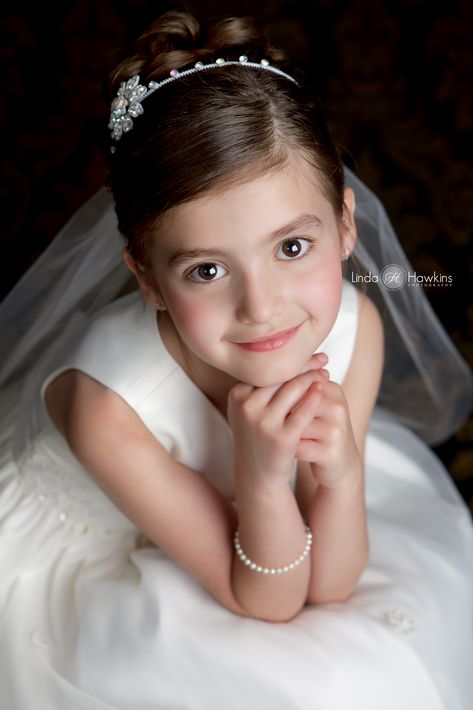 First Communion Photo Ideas, Lds Photography, Communion Photoshoot, Communion Pictures, Communion Photos, Communion Hairstyles, First Communion Veils, Communion Veils, First Communion Decorations