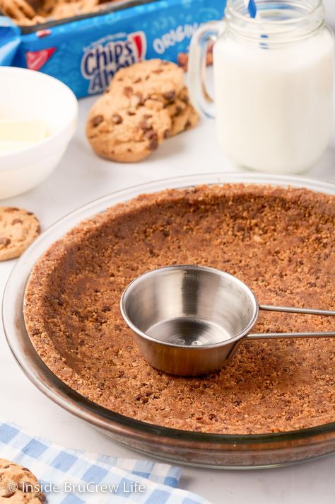 All you need are two ingredients to make this easy Chocolate Chip Cookie Pie Crust. It is the perfect addition to pies or cheesecake. Crushed Cookie Crust, Chocolate Chip Pie Crust, Chocolate Cookie Crust Recipe, Chocolate Chip Cookie Pie Crust, Cookie Crust Dessert, Pie With Cookie Crust, Cookie Pie Crust Recipe, Pie Chips, Cookie Pie Crust