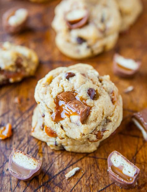 Twix Bar Chocolate Chip Cookies - My favorite soft & chewy chocolate chip cookies are even better stuffed with gooey Twix! averiecooks.com Bar Chocolate Chip Cookies, Twix Cupcakes, Cookies Dough, Making Candy, Twix Bar, Stuffed Cookies, I'm Fat, Gooey Caramel, Twix Cookies