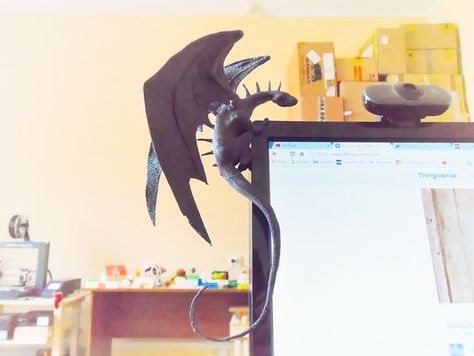 Dragon sitting on the monitor. New dragon model - http://www.thingiverse.com/thing:1541238 Dragon Project, Dragon Model, Drukarka 3d, 3d Printer Designs, 3d Printing Diy, Maker Project, 3d Printed Objects, 3d Printer Projects, 3d Printing Pen