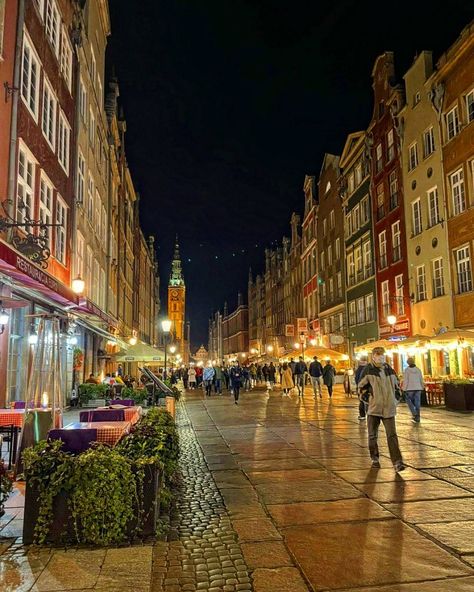 Street lights in Polish street in Gdansk Gdansk Aesthetic, Polish Core, Poland Aesthetic, Winter Arc, Gdansk Poland, Visit Places, Street Lights, Sopot, Gdansk