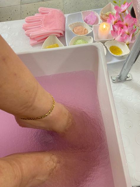 No Plumbing Pedicure Station, Pedicure Aesthetic Salon, Pedicure Set Up, Jelly Pedi Spa, Pedicure Spa Ideas, Jelly Spa Pedicure, Jelly Spa, Luxury Pedicure, Pedicure Pictures