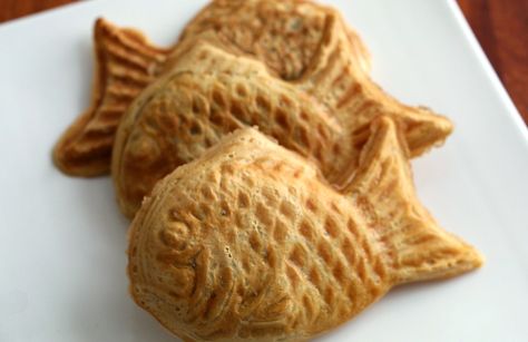 Fish-shaped bread with sweet red bean filling (Bungeoppang) recipe - Maangchi.com Maangchi Recipes, Korean Fish, Korean Vegan, Fish Breading, Shaped Bread, Chinese Buffet, Korean Dessert, Korean Kitchen, Korean Street Food Recipes