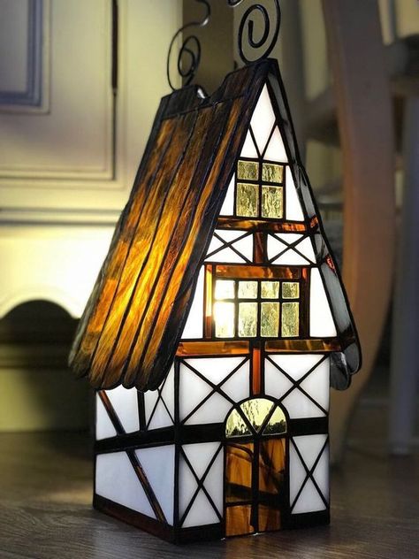 Vitrage Art, Stained Glass House, Stained Glass Lantern, Tiffany Stained Glass, Stained Glass Christmas, Tudor House, Stained Glass Lamps, Stained Glass Diy, Corner Table