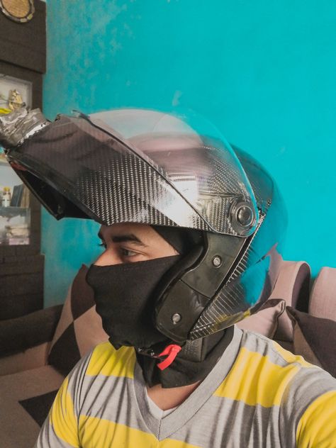 Rs.300 carbon fibre wrap Watch this video Kevlar Helmet, Helm Carglos, Carbon Fiber Lamp, Carbon Fiber Helmet, Carbon Fiber Wrap, Carbon Fiber Guitar, Riding Helmets, Carbon Fiber