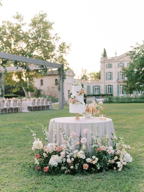 Chateau de Tourreau Wedding, Effortless and romantic design Chateau Wedding France, French Chateau Weddings, French Country Wedding, Monique Lhuillier Wedding, French Chateau Wedding, Classic Elegant Wedding, Provence Wedding, Wedding Lounge, Elegant Wedding Inspiration