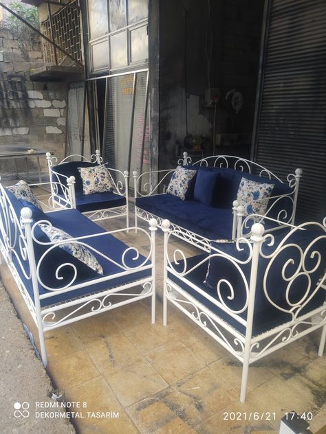 Sofa For Home, Sofas Design, Vasos Vintage, Steel Furniture Design, Iron Door Design, Wrought Iron Chairs, Wrought Iron Furniture, Metal Patio Furniture, Sunroom Designs