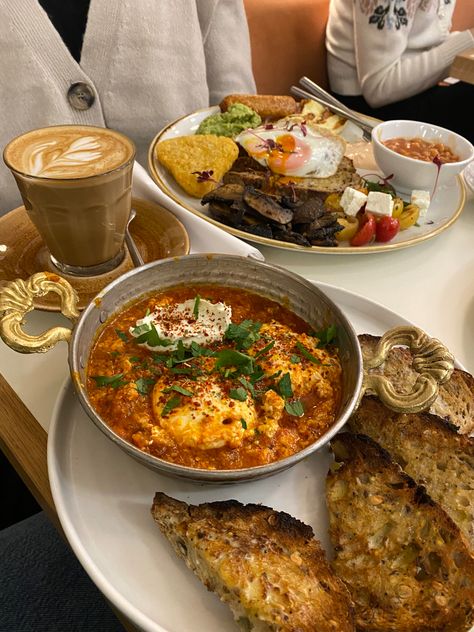 #brunch #london #nottinghill #halal #vegetarian Halal Restaurant London, Iconic Clothes, Brunch London, Food Esthetics, Cafe Breakfast, Dilara Findikoglu, Halal Food, Halal Recipes, Cocktail Desserts