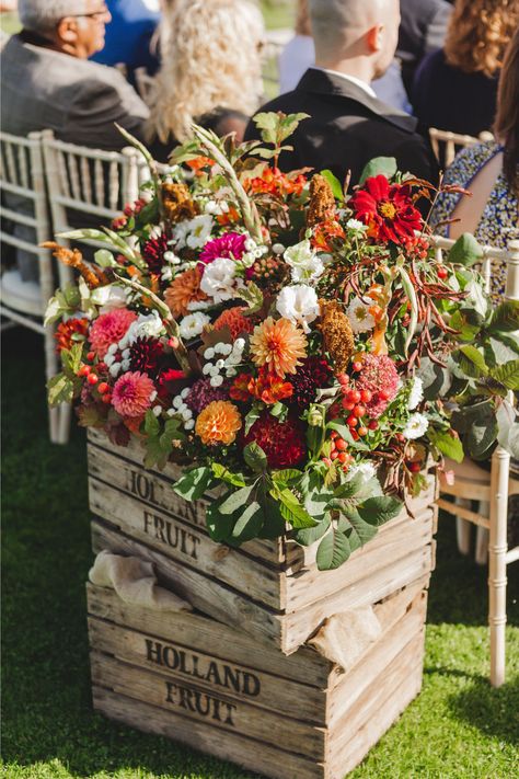 Floor Alter Flowers, Fall Ceremony Flowers, Outdoor Wedding Ceremony Decorations, Autumn Outdoor Wedding, Vintage Wedding Flower Arrangements, Floral Columns, Natural Wedding Bouquet, Barn Wedding Flowers, Wedding In October