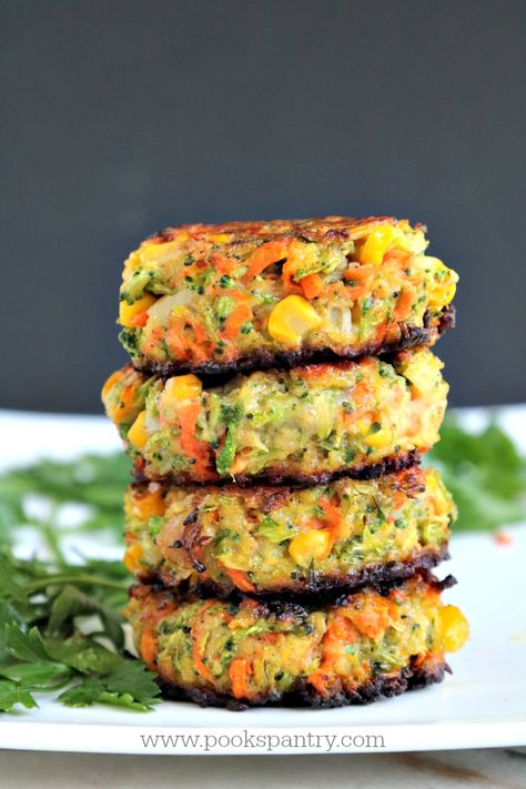 Veggie Cakes Vegetable Cakes, Resep Vegan, Veggie Cakes, Easy Veggie, Tasty Vegetarian Recipes, God Mat, Crab Cakes, Veggie Dishes, Good Healthy Recipes