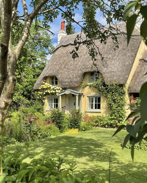 British Cottage, Cute Cottages, Pretty Homes, Country Cottages, Yellow House, Dream Cottage, Cottage Ideas, Thatched Roof, Tree Houses