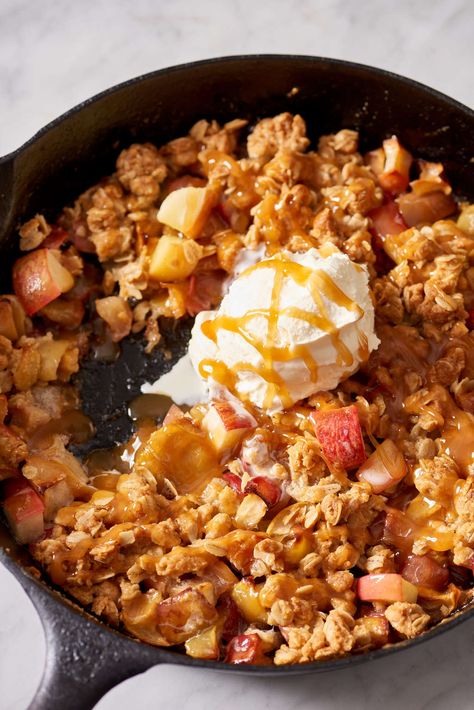 Recipe: Skillet Apple Crisp — Easy Dessert Recipes Dessert Crisp, Skillet Apple Crisp, Soften Brown Sugar, Crisp Desserts, Pizza Oven Recipes, Healthy Apple Crisp, Best Apple Crisp, Fall Apple Recipes, Apple Crisp Easy