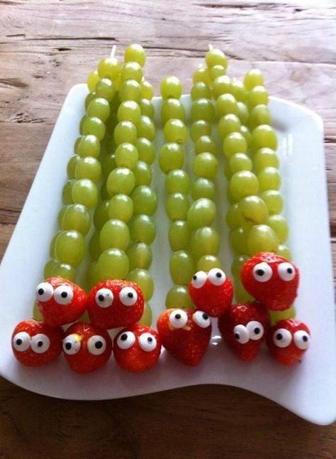 Healthy Halloween Snacks & Treats Which Kids Will Love - RecipeMagik Grapes And Strawberries, Sommer Mad, Food Art For Kids, Creative Food Art, Party Food Platters, Cute Snacks, Kids Party Food, Easy Food Art, Summer Snacks