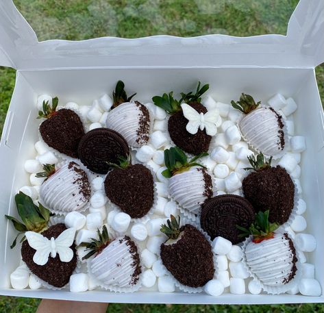 Chocolate Covered Strawberries And Oreos, Smores Chocolate Covered Strawberries, Cookies And Cream Chocolate Covered Strawberries, Cookies And Cream Covered Strawberries, Chocolate Strawberries Designs, Black And White Chocolate Strawberries, Cookies And Cream Strawberries, Oreo Chocolate Covered Strawberries, Unique Chocolate Covered Strawberries