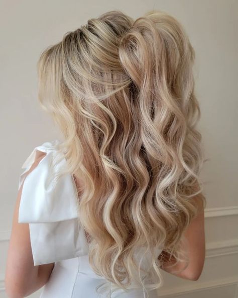 Half-Up Wavy Pony with Added Volume Cute Quick And Easy Hairstyles, Curls For Prom, Braided Prom Hairstyles, Medium Hair Ponytail, Prom Hairstyles With Bangs, Twisty Hairstyles, Wedding Ponytail Hairstyles, Easy Braided Updo, Glamorous Curls