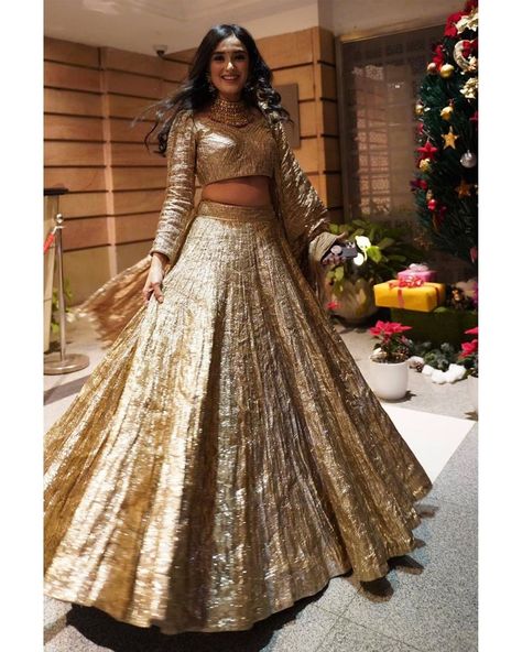 Lehenga Designs Golden Colour, Banarsi Wedding Lehenga, Lehenga Golden Colour, Golden Tissue Lehenga, Monochromatic Lehenga, Gold Tissue Lehenga, Tissue Lehenga, Outfit Traditional, Designer Dresses Elegant