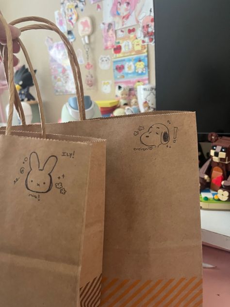 gift idea package cute snoopy miffy Birthday Gifts For New Friends, Aesthetic Gift Packaging Ideas, Cute Present Packaging, Small Bday Gifts For Friends, Birthday Gift Bag Decorating Ideas, Miffy Gift Ideas, Cute Gift Bags For Friends, Snoopy Diy Gifts, Aesthetic Care Package