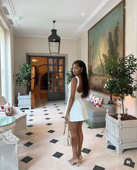 Dress And Heels Photoshoot, Museum Dress Outfit Aesthetic, Mini Dress Photoshoot Poses, Pose Reference Photo Female Dress, Classy Black Women Photoshoot, Poses For Pictures Instagram Long Dress, Classy Aesthetic Photoshoot, Grown And Classy Photoshoot, Look Back At It Pose