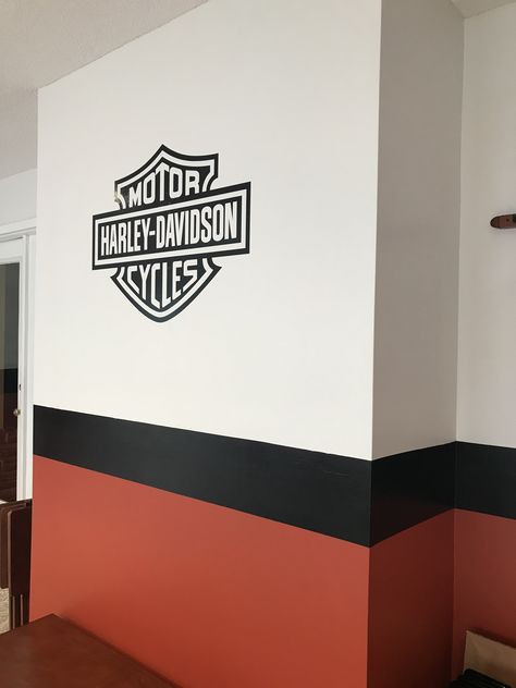 Harley Davidson Room Ideas, Harley Davidson Man Cave Ideas, Harley Davidson Bedroom Ideas, Harley Davidson Garage Ideas, Garage Painting Ideas, Motorcycle Bedroom, Harley Garage, Garage Paint Colors, Room Painting Ideas