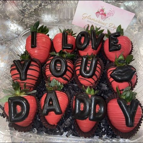 50+ Valentines Day Strawberries with Messages - Hike n Dip Valentines Day Strawberries, Valentine Chocolate Covered Strawberries, Boyfriends Birthday Ideas, Valentine Strawberries, Chocolate Covered Strawberries Bouquet, Strawberry Gifts, Birthday Gifts For Boyfriend Diy, Diy Anniversary, Valentine Day Boxes