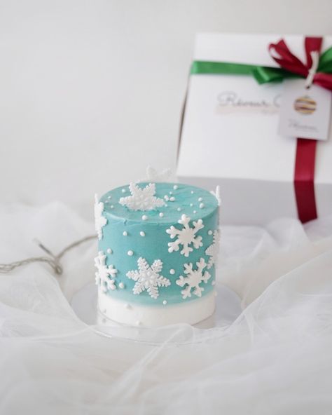 Winter Wonderland Cake, Wonderland Cake, Xmas Cake, Beautiful Cake, Snowflake Christmas, Pretty Room, Cute Desserts, 1st Birthday Ideas, Christmas Cake