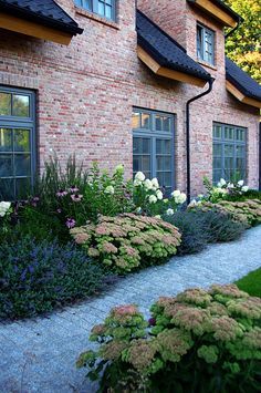 Small Front Yard, Garden Wallpaper, Landscape Design Plans, Have Inspiration, Front Yard Garden, Garden Cottage, Brick House, Party City, Front Garden