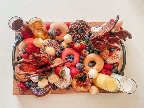 Doughnut / Donut Charcuterie Board with different doughnuts, fruit, juice, milk, bacon, doughnut holes, etc! Donut Hole Charcuterie Board, Donut Hole Board, Doughnut Charcuterie Board, Doughnut Board, Donut Charcuterie Board Ideas, Donut Platter, Donut Board, Donut Charcuterie Board, Doughnut Holes