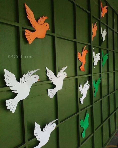 100+ DIY Craft Ideas for India Independence Day & Republic Day - K4 Craft Independence Day Bulletin Board Ideas, January Decorations Ideas, Independence Day Crafts, Indian Flag Colors, Independence Day Card, Independence Day Theme, 26th January, Crafts For Preschoolers, School Board Decoration