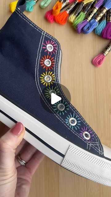 Embroidery Shoes Diy, Converse Embroidery, Куклы American Girl, Creative Shoes, Diy Bags Patterns, Shoe Crafts, Contemporary Embroidery, Embroidery Shoes, Diy Embroidery Patterns