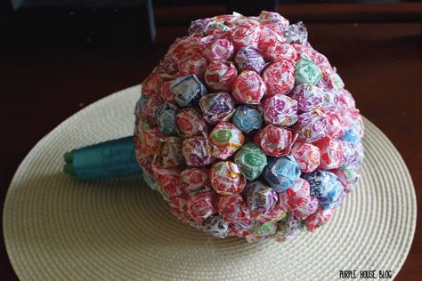 Lollipop Bouquet - How to make for "suck for a buck". Bridal Bouquet Tulips, Sucker Bouquet, Bouquet Tulips, Lollipop Bouquet, Wedding Flower Guide, Blue Wedding Bouquet, Bridal Bachelorette Party, Lollipop Candy, Candy Bouquet