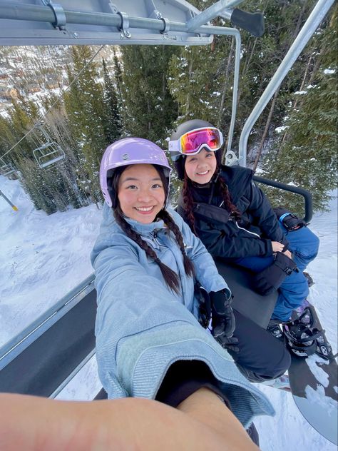 Ski Best Friends, Ski Pics With Friends, Ski Friends Pictures, Cute Ski Pictures Friends, Aesthetic Ski Photos, Skiing Pics With Friends, Ski Pictures Ideas Friends, Ski Photoshoot Ideas, Ski Trip Aesthetic Friends