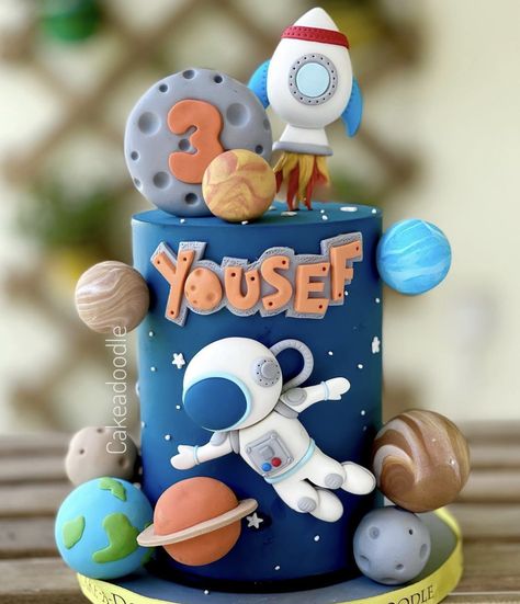 Astronaut 1st Birthday Cake, Planet Cakes Solar System Birthday, Outer Space Theme Cake, Astronomy Cake Ideas, Astronaut Cake Ideas, Space Theme Cakes, Solar System Cakes For Kids, Outer Space Cakes For Kids, Birthday Boy Cake Ideas