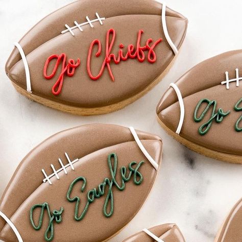 Football Team Cookies, Super Bowl Decorated Cookies, Superbowl Sugar Cookies, Superbowl Cookies Decorated, Super Bowl Sugar Cookies, Football Royal Icing Cookies, Super Bowl Cookies Decorated, Football Helmet Cookies, Football Cookies Decorated