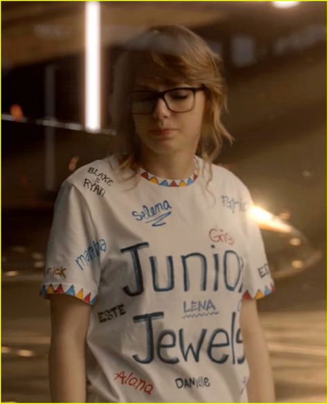 Taylor Swift's Squad Gets a Subtle Shout-Out in 'Look What You Made Me Do' Video Foto Taylor Swift, Junior Jewels Taylor Swift, Taylor Swift Music Videos Outfits, Taylor Swift Crop Top, Taylor Swift Squad, Taylor Swift Tshirt, Taylor Swift Costume, Taylor Swift Music Videos, Taylor Swift Party