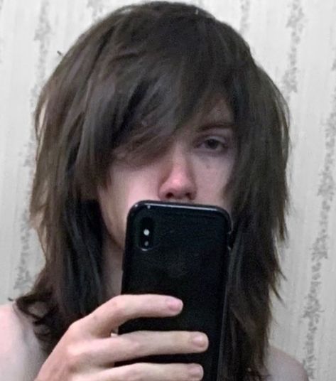 Scene Mullet Long Hair, 2000s Emo Boy Hair, Emo Boys With Long Hair, Emo Punk Hair, Masc Scene Hair, 2000s Emo Haircut, Emo Hair Reference, Kasey Aesthetic, Short Emo Hair 2000s