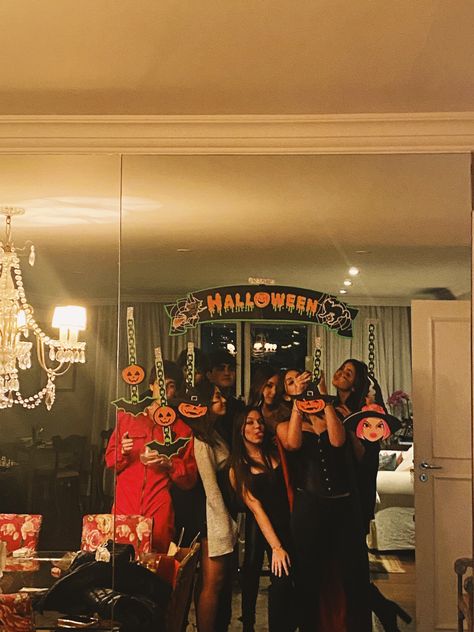 Halloween Party Instagram Story, Halloween Friend Party, Halloween Party Entertainment Ideas, Halloween Party With Friends, Halloween Party Aesthetic Friends, Halloween Party College, Halloween Party Friends, Halloween With Friends, Halloween Party Pictures