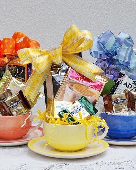 Tea Cup Gift Ideas, Coffee Gift Basket Ideas, Cup Gift Ideas, Creative Gift Baskets, Coffee Gift Basket, Corporate Gift Baskets, Mother's Day Gift Card, Preschool Gifts, Themed Gift Baskets