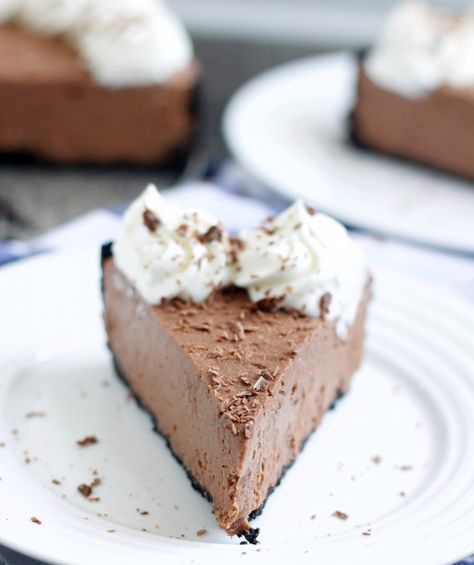 This No Bake Brownie Batter Cheesecake is the cheesecake for chocolate lovers! It's scrumptious, simple and will wow anyone! easy and impressive! Dairy Free Chocolate Cream Pie, No Bake Brownie Batter, Brownie Batter Cheesecake, Vegetarian Brownies, Chocolate Cream Pie, No Bake Brownies, Brownie Batter, Dairy Free Chocolate, Xmas Food