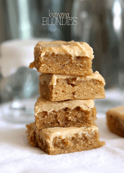 These Banana Blondies with brown sugar frosting are out of this world delicious. They're perfectly flavored with banana and literally melt in your mouth! #banana #blondies #bananablondies #blondiesrecipe #blondiebrownies Best Blondies Recipe, Blondies Cookies, Banana Blondies, Peanut Butter Sheet Cake, Cookies And Cups, Coconut Dessert, Banana Dessert Recipes, Blondies Recipe, Banana Dessert