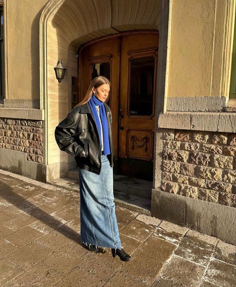 Long Jean Skirt Outfits Winter, Outfits For Medium Sized Women, Long Denim Skirt Outfits, Skirt Outfits For Women, Sofia Boman, Long Denim Skirt Outfit, Wardrobe Dressing, Fashion Dresses For Women, Denim Skirt Fashion